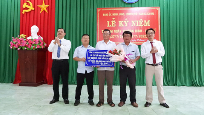 Hỗ trợ 60 triệu đồng xây nhà tình nghĩa cho người có công tại xã Ea Ral